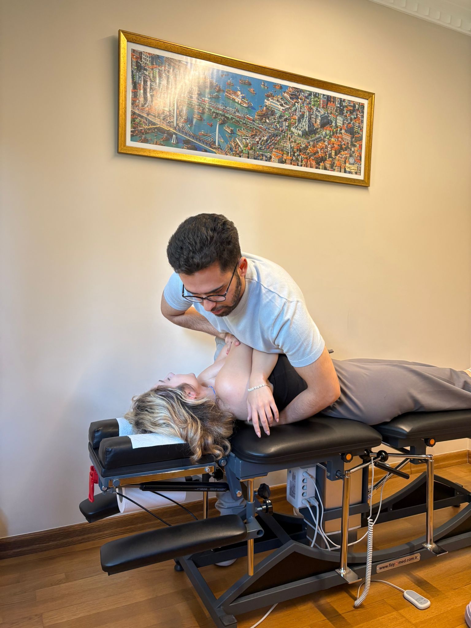 Fizyoterapist Ahmet hastasını tedavi ederken
