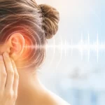 Kulağını eliyle tutan kadın; kulak çevresinde çınlamayı temsil eden ses dalgaları (tinnitus)