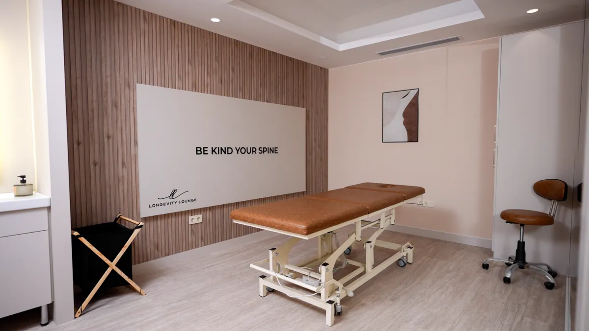 Longevity Lounge Ataşehir’de tedavi odası ve muayene masası