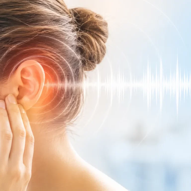 Kulağını eliyle tutan kadın; kulak çevresinde çınlamayı temsil eden ses dalgaları (tinnitus)